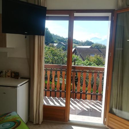 appartement avec Jacuzzi hammam sauna privatisé au rez de chaussée ds maison à Voglans à 2 kilomètres du lac du bourget en Savoie entre Chambéry et Aix les Bains cure thermale Chambre photo