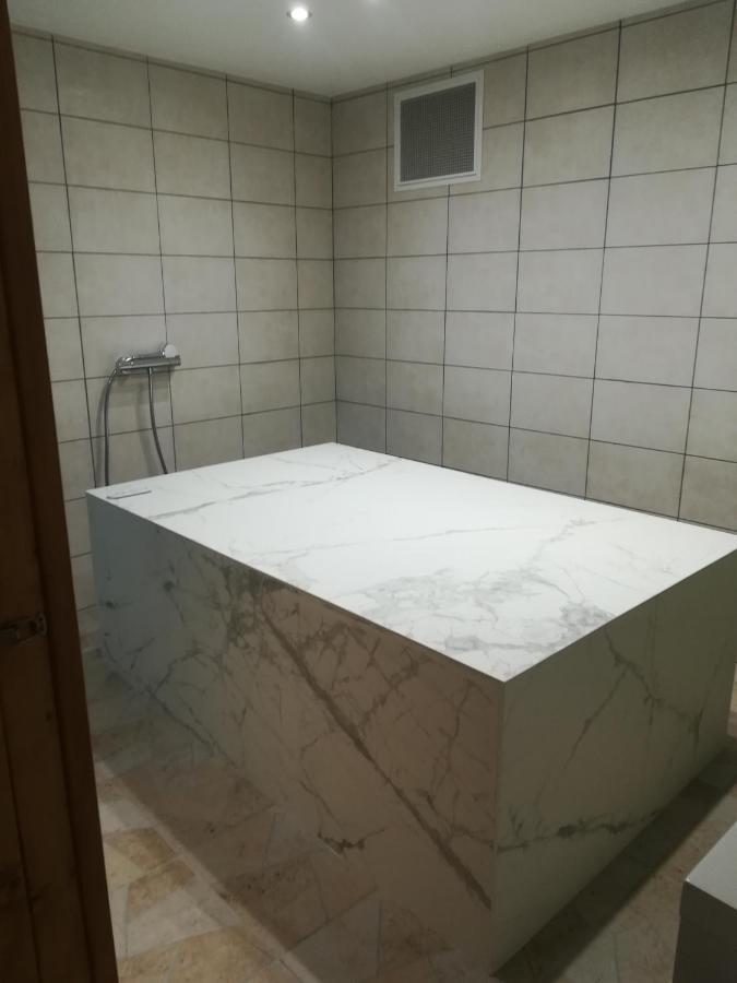 appartement avec Jacuzzi hammam sauna privatisé au rez de chaussée ds maison à Voglans à 2 kilomètres du lac du bourget en Savoie entre Chambéry et Aix les Bains cure thermale Chambre photo