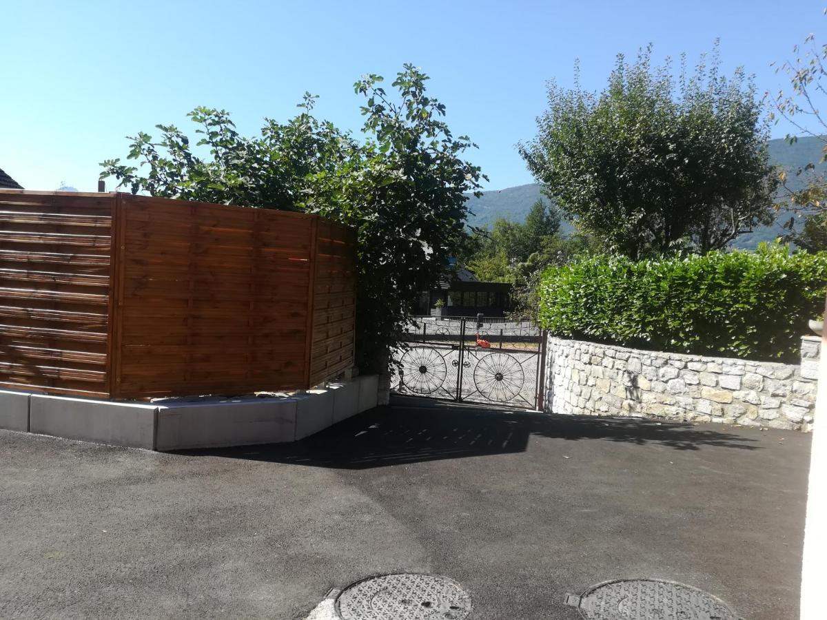 appartement avec Jacuzzi hammam sauna privatisé au rez de chaussée ds maison à Voglans à 2 kilomètres du lac du bourget en Savoie entre Chambéry et Aix les Bains cure thermale Extérieur photo