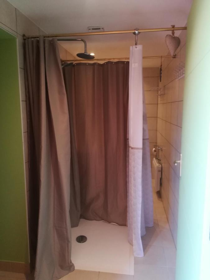 appartement avec Jacuzzi hammam sauna privatisé au rez de chaussée ds maison à Voglans à 2 kilomètres du lac du bourget en Savoie entre Chambéry et Aix les Bains cure thermale Chambre photo