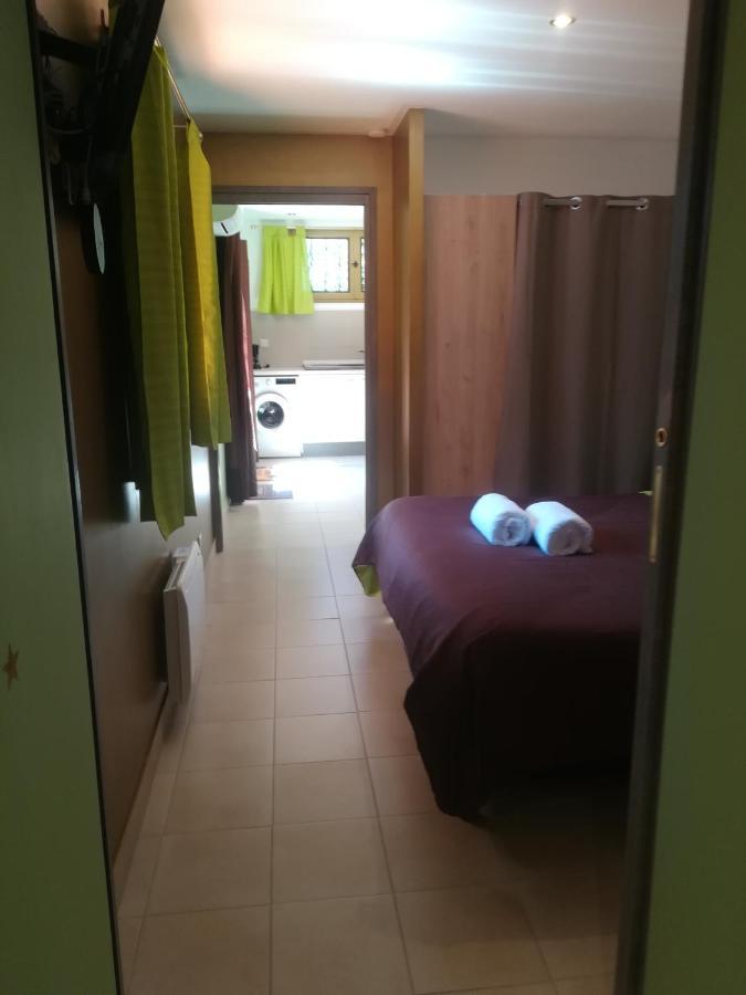 appartement avec Jacuzzi hammam sauna privatisé au rez de chaussée ds maison à Voglans à 2 kilomètres du lac du bourget en Savoie entre Chambéry et Aix les Bains cure thermale Chambre photo
