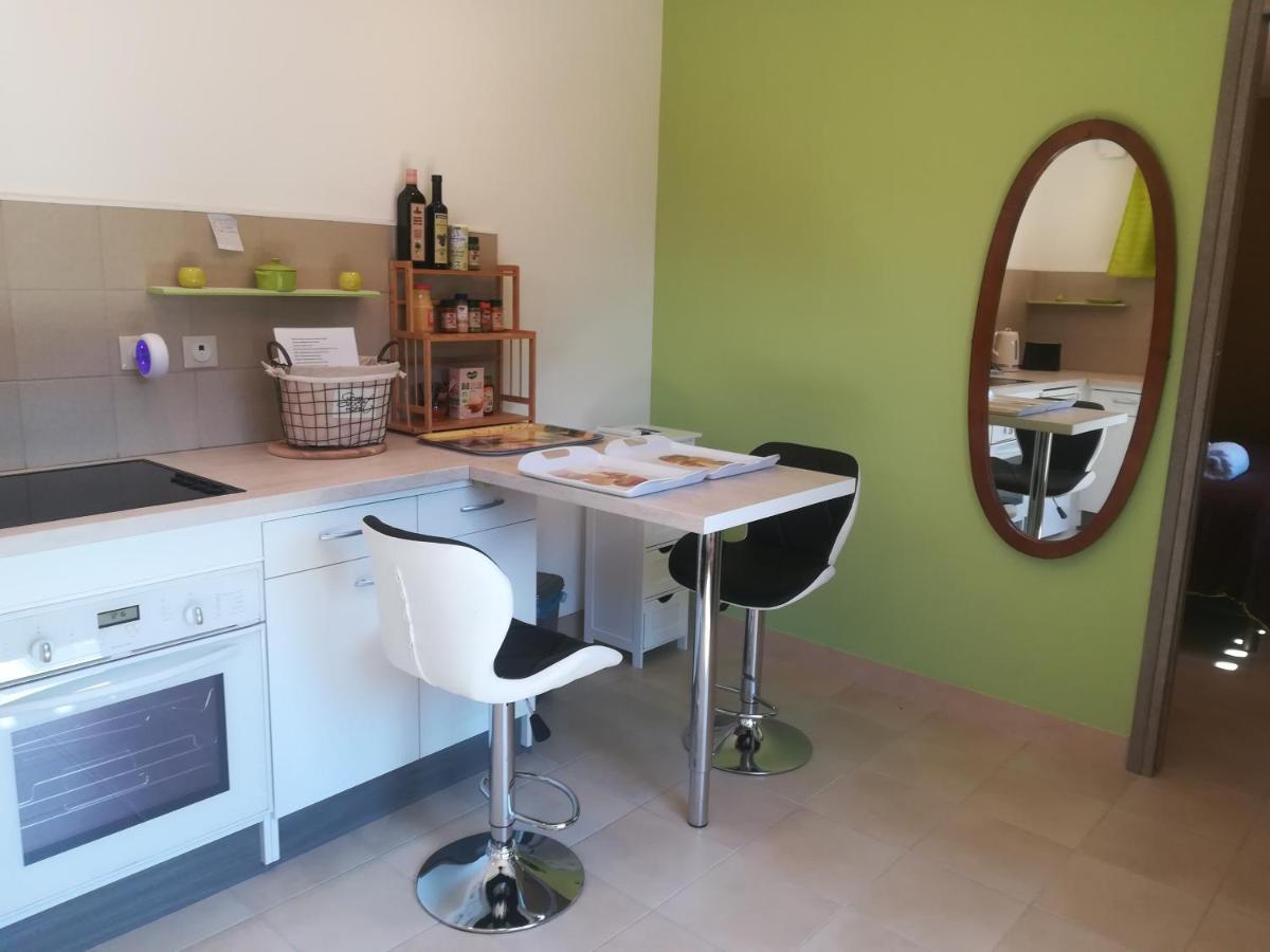 appartement avec Jacuzzi hammam sauna privatisé au rez de chaussée ds maison à Voglans à 2 kilomètres du lac du bourget en Savoie entre Chambéry et Aix les Bains cure thermale Chambre photo