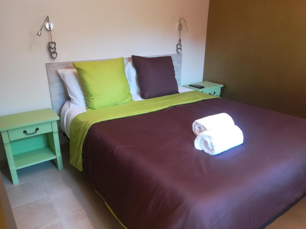 appartement avec Jacuzzi hammam sauna privatisé au rez de chaussée ds maison à Voglans à 2 kilomètres du lac du bourget en Savoie entre Chambéry et Aix les Bains cure thermale Chambre photo