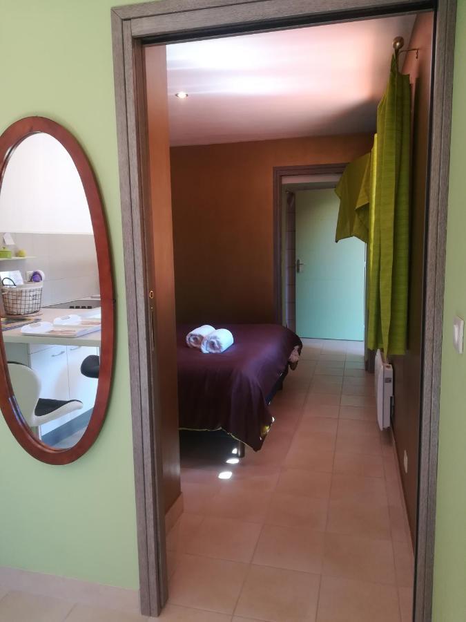 appartement avec Jacuzzi hammam sauna privatisé au rez de chaussée ds maison à Voglans à 2 kilomètres du lac du bourget en Savoie entre Chambéry et Aix les Bains cure thermale Chambre photo