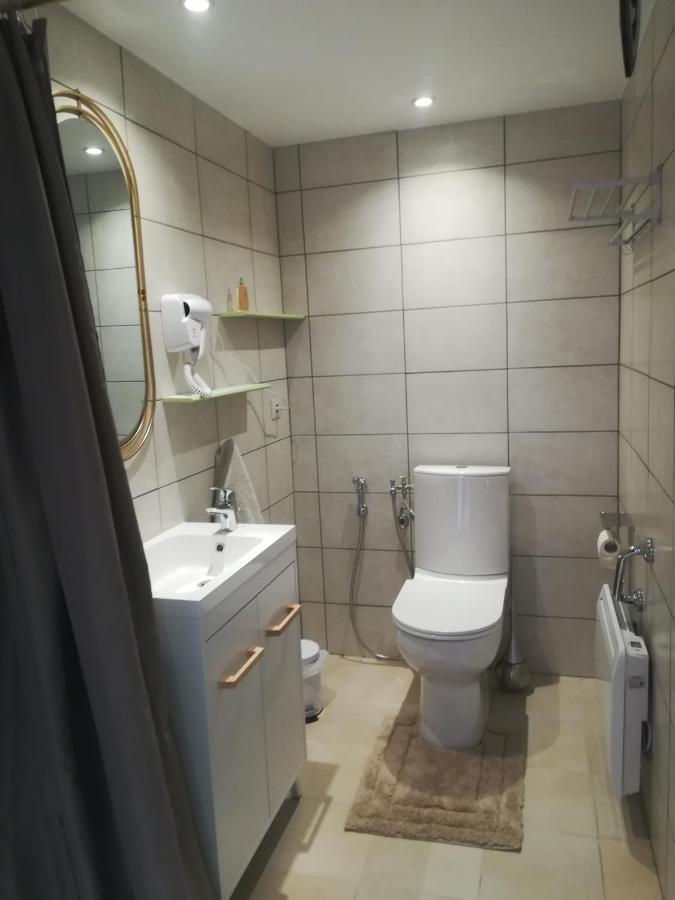 appartement avec Jacuzzi hammam sauna privatisé au rez de chaussée ds maison à Voglans à 2 kilomètres du lac du bourget en Savoie entre Chambéry et Aix les Bains cure thermale Chambre photo