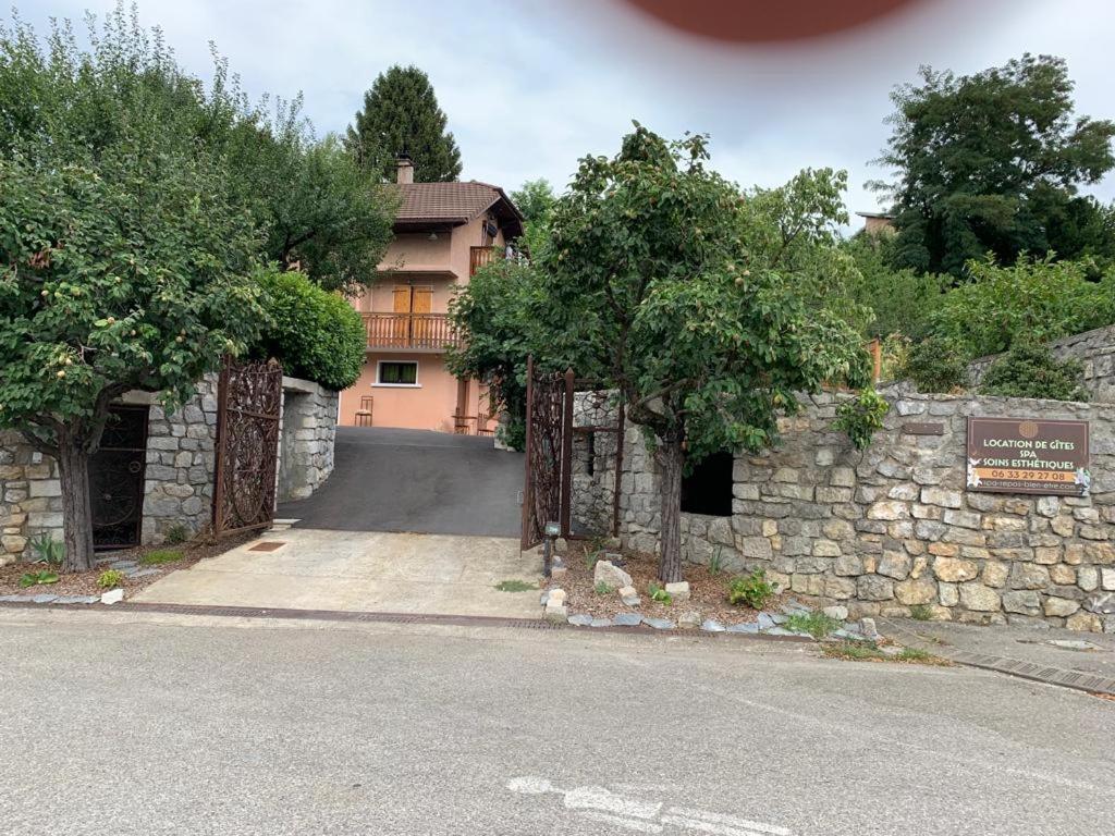 appartement avec Jacuzzi hammam sauna privatisé au rez de chaussée ds maison à Voglans à 2 kilomètres du lac du bourget en Savoie entre Chambéry et Aix les Bains cure thermale Extérieur photo