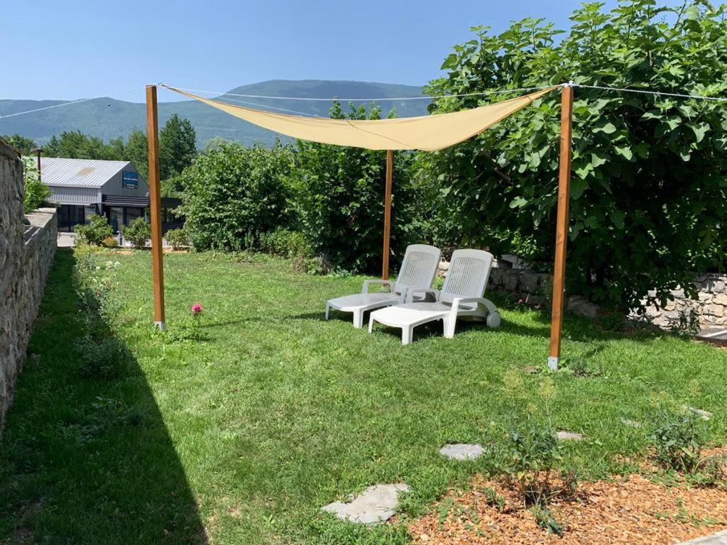 appartement avec Jacuzzi hammam sauna privatisé au rez de chaussée ds maison à Voglans à 2 kilomètres du lac du bourget en Savoie entre Chambéry et Aix les Bains cure thermale Extérieur photo
