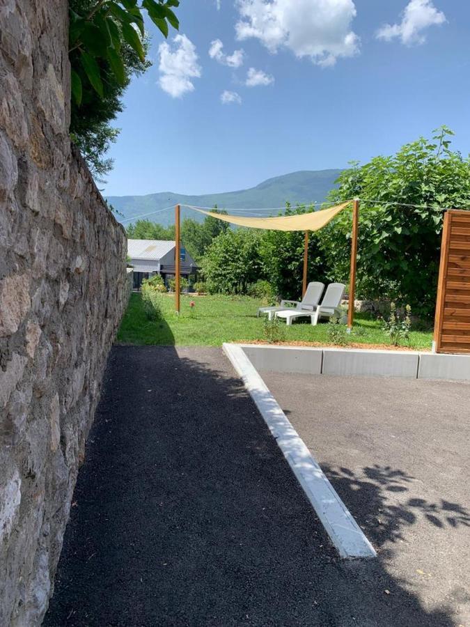 appartement avec Jacuzzi hammam sauna privatisé au rez de chaussée ds maison à Voglans à 2 kilomètres du lac du bourget en Savoie entre Chambéry et Aix les Bains cure thermale Extérieur photo