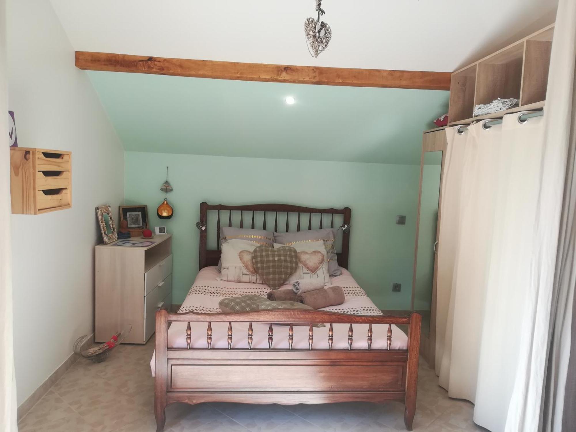 appartement avec Jacuzzi hammam sauna privatisé au rez de chaussée ds maison à Voglans à 2 kilomètres du lac du bourget en Savoie entre Chambéry et Aix les Bains cure thermale Chambre photo