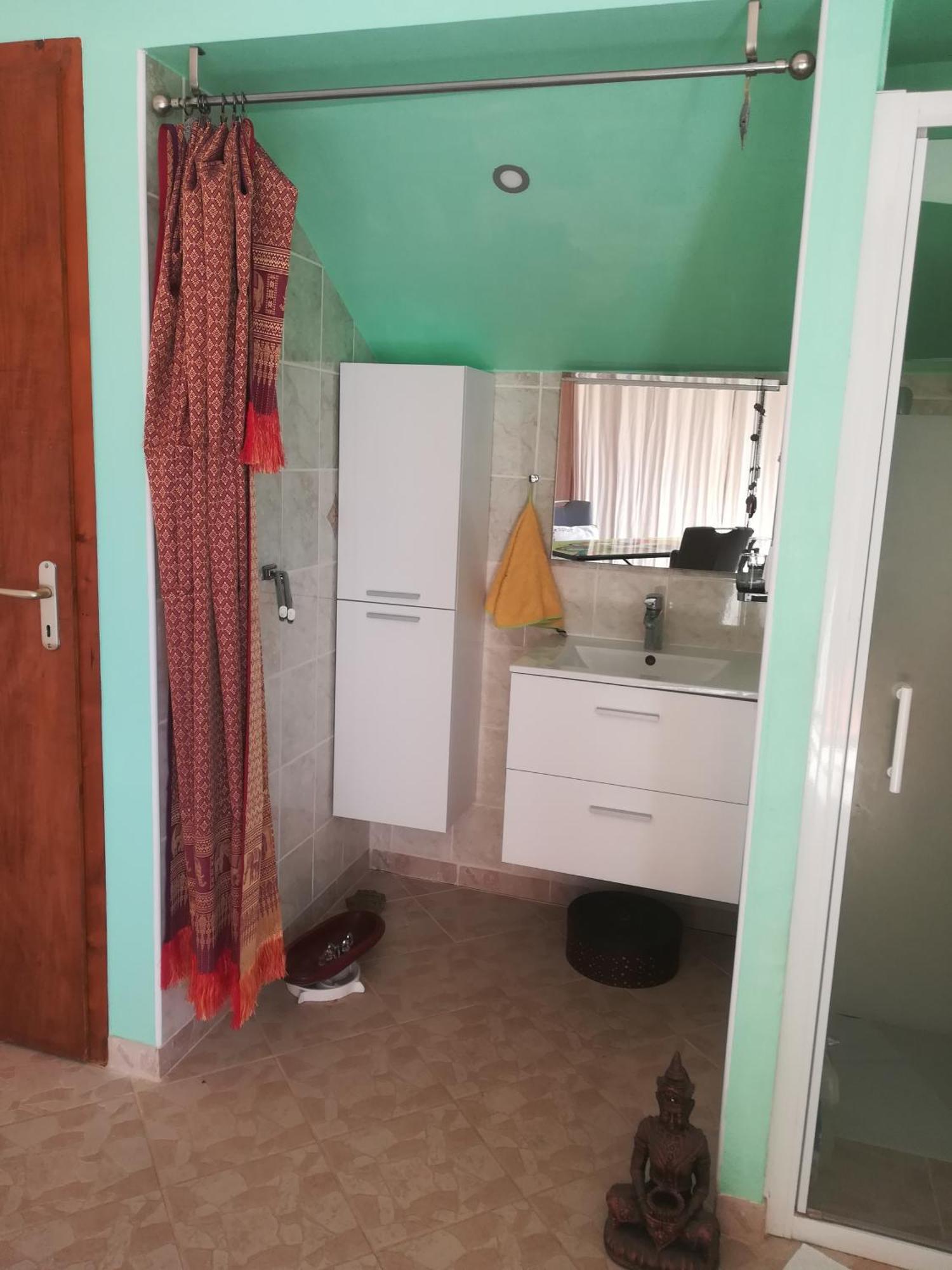 appartement avec Jacuzzi hammam sauna privatisé au rez de chaussée ds maison à Voglans à 2 kilomètres du lac du bourget en Savoie entre Chambéry et Aix les Bains cure thermale Chambre photo
