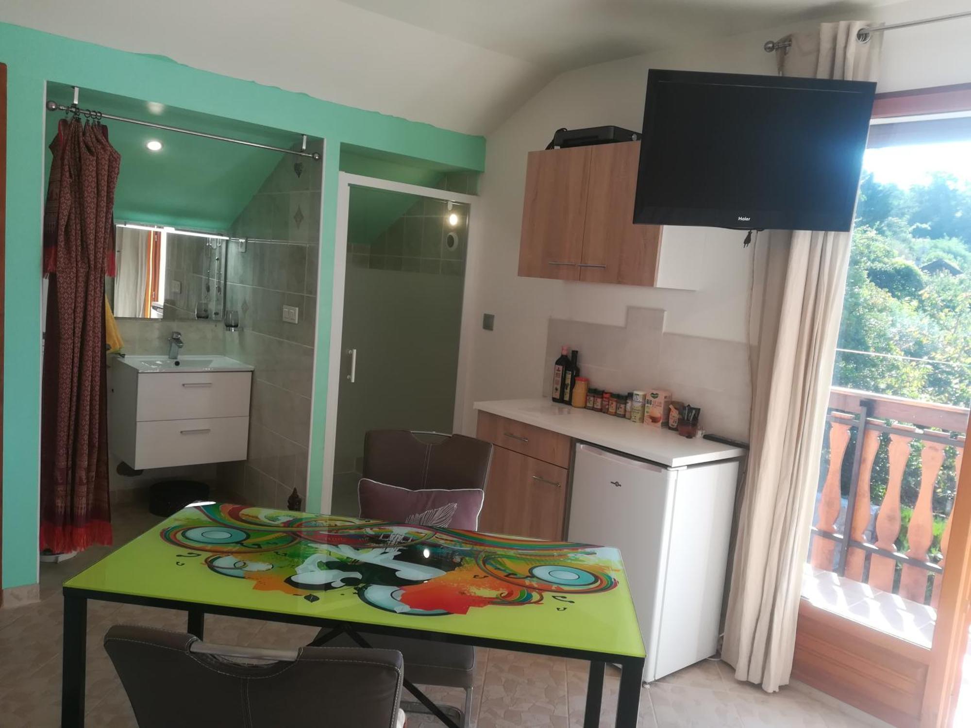 appartement avec Jacuzzi hammam sauna privatisé au rez de chaussée ds maison à Voglans à 2 kilomètres du lac du bourget en Savoie entre Chambéry et Aix les Bains cure thermale Chambre photo