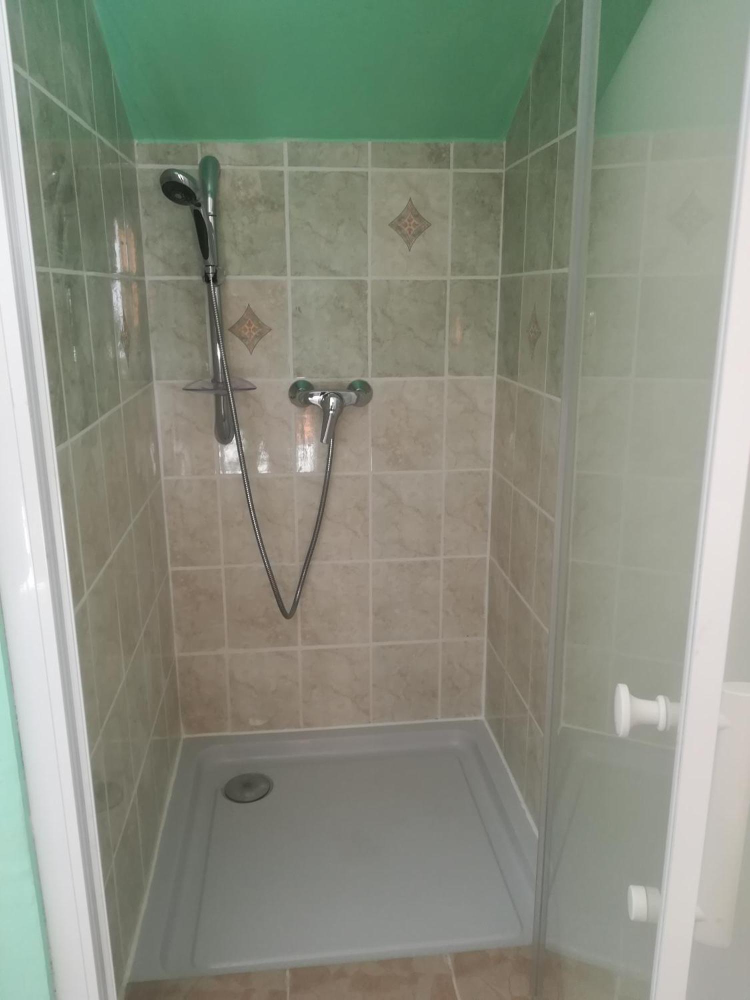 appartement avec Jacuzzi hammam sauna privatisé au rez de chaussée ds maison à Voglans à 2 kilomètres du lac du bourget en Savoie entre Chambéry et Aix les Bains cure thermale Chambre photo