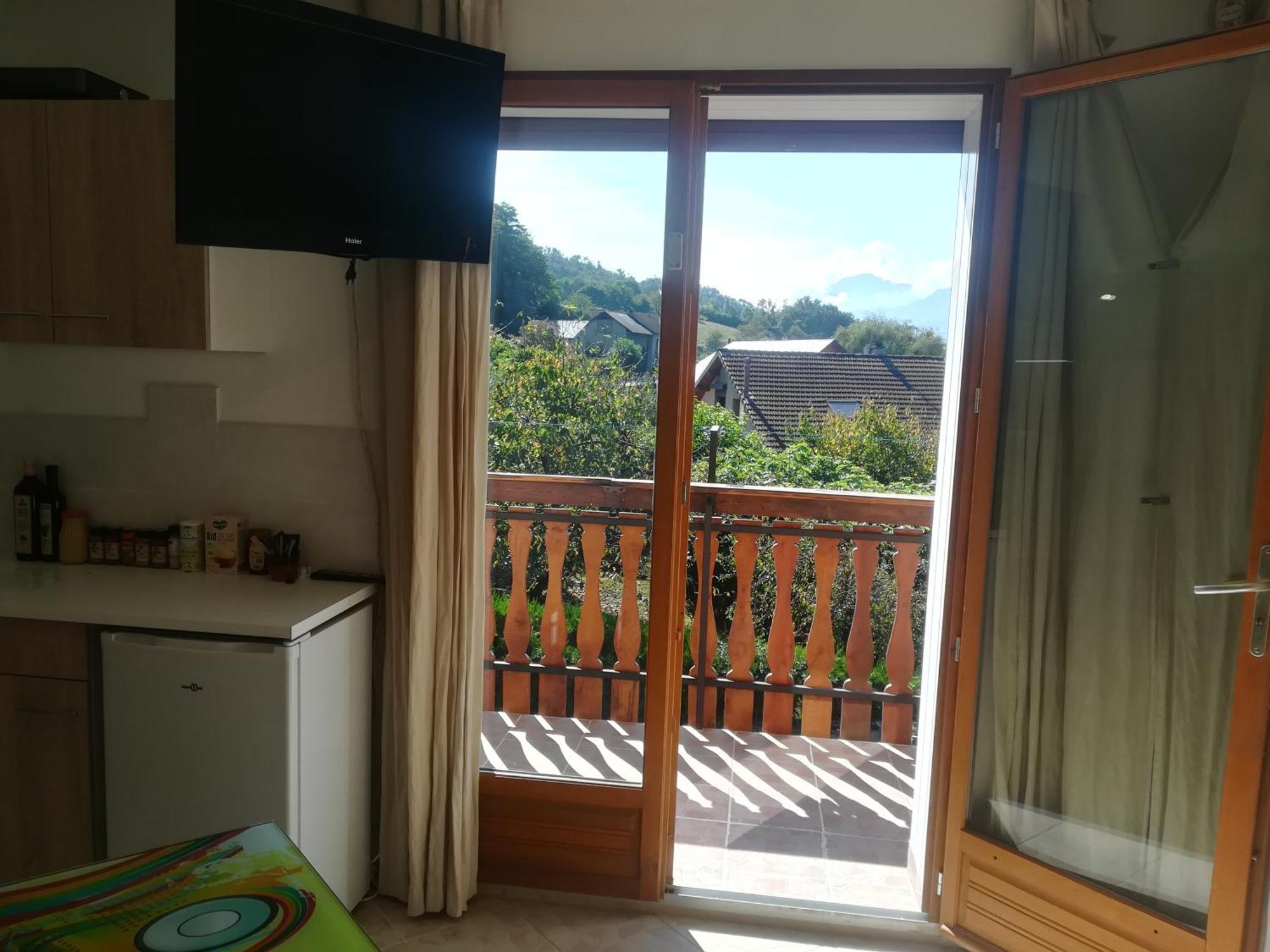 appartement avec Jacuzzi hammam sauna privatisé au rez de chaussée ds maison à Voglans à 2 kilomètres du lac du bourget en Savoie entre Chambéry et Aix les Bains cure thermale Chambre photo